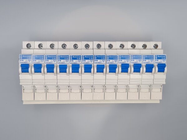 Set aus 12 X Leitungsschutzschalter B16 Buschmat