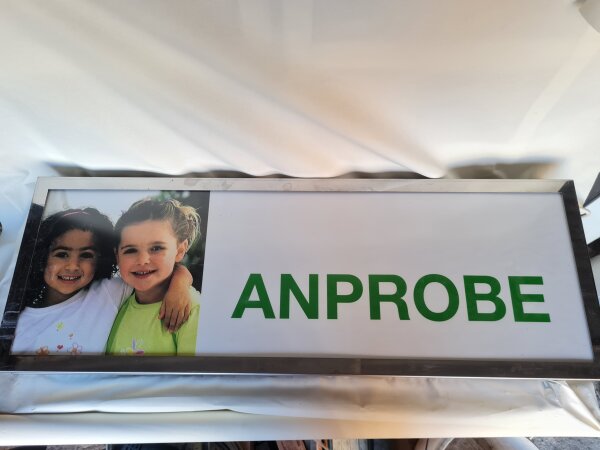 Leuchtschild Anprobe (Beschilderung wechselbar)